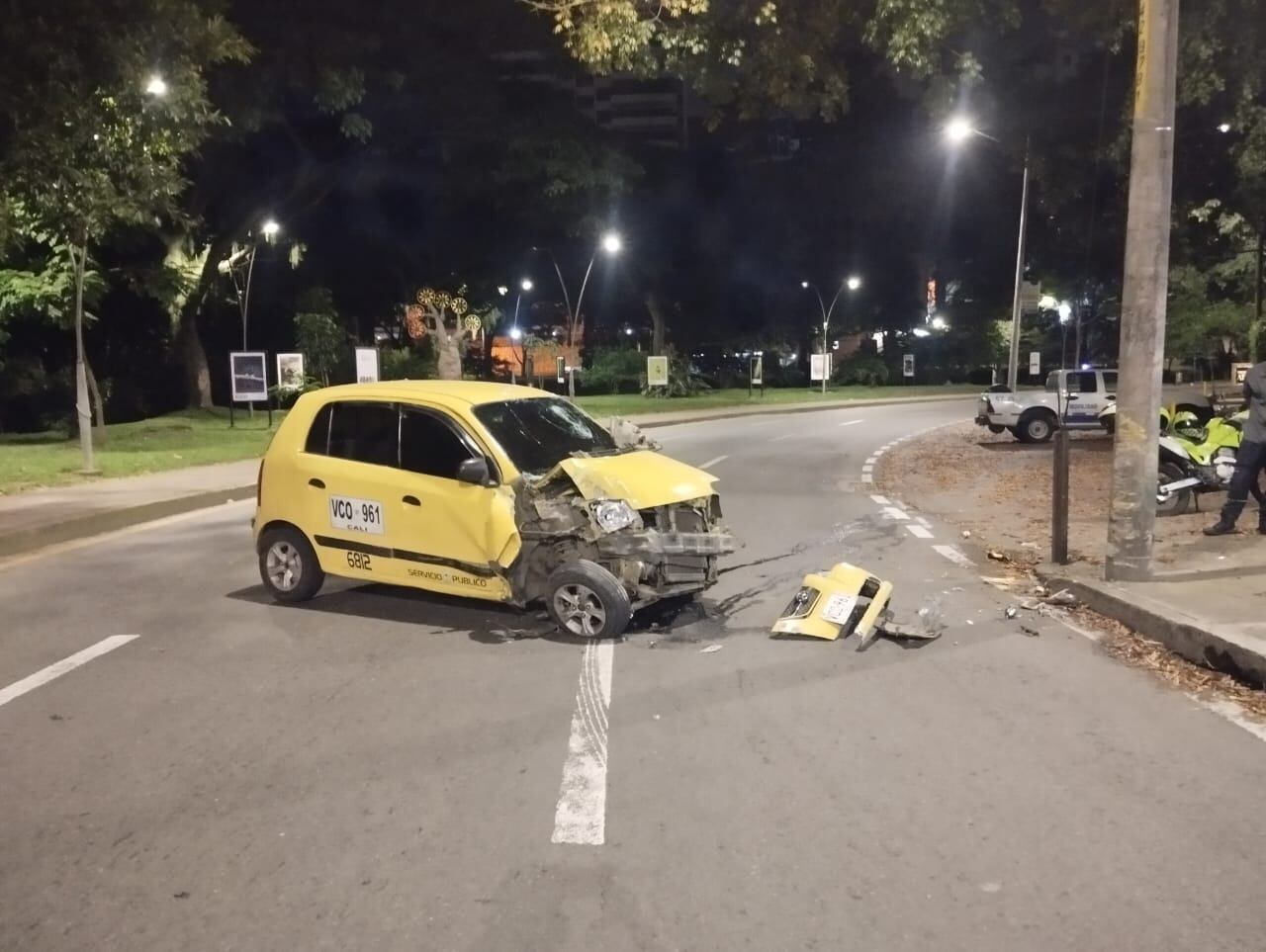 Un taxi impactó contra un poste, en la madrugada de este jueves, 26 de junio en Cali.