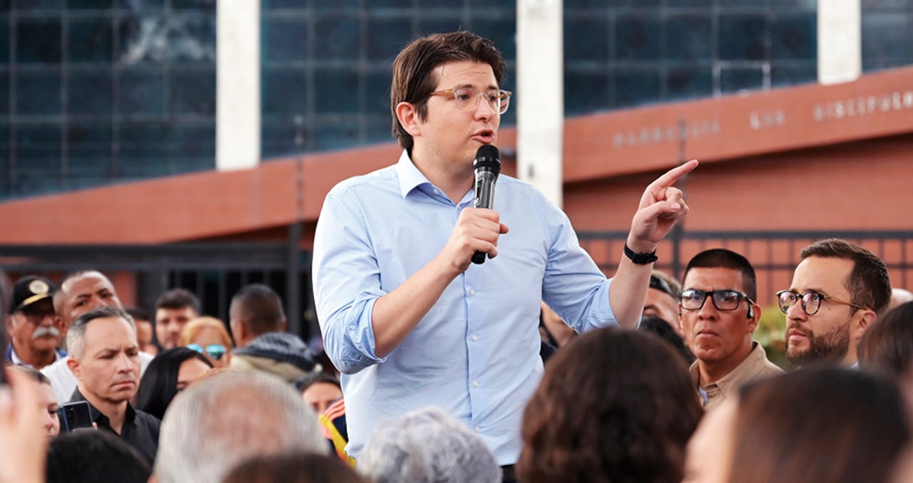 A Miguel Uribe Turbay le dispararon en la cabeza y en la pierna durante un mitin político en el barrio Modelia, en Bogotá.