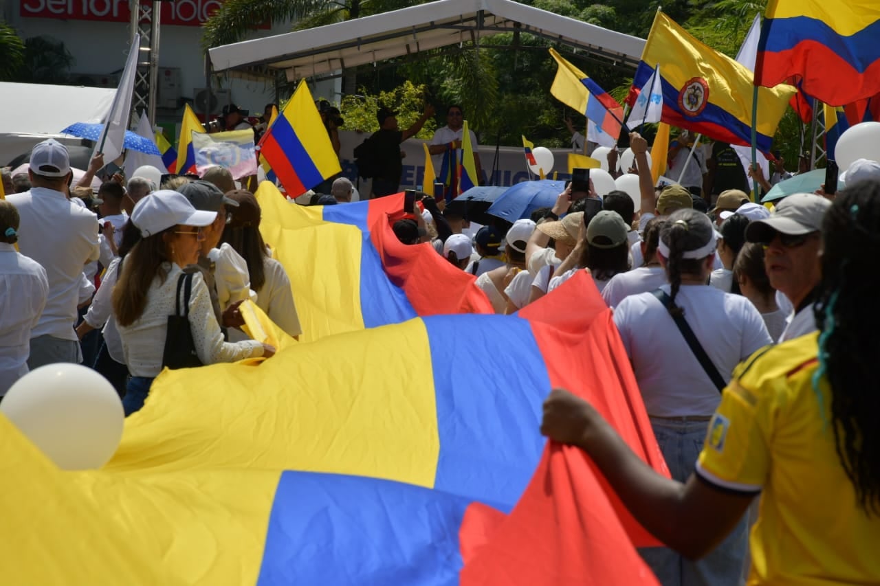 Con multitudinaria participación, así se vivió la Marcha del Silencio en la ciudad, en rechazo a la violencia y el ataque a Miguel Uribe.