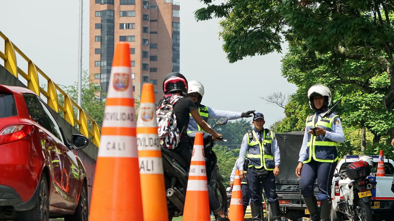 La Secretaría de Movilidad incrementó los operativos de control y documentos en Cali, donde de cada 15 conductores de carros, 10 tienen, problemas de documentos, mientras que de cada 10 motociclistas, 7 tienen también presentan problemas con la documentación. Operativos en la Cali carrera 50 con Autopista.
