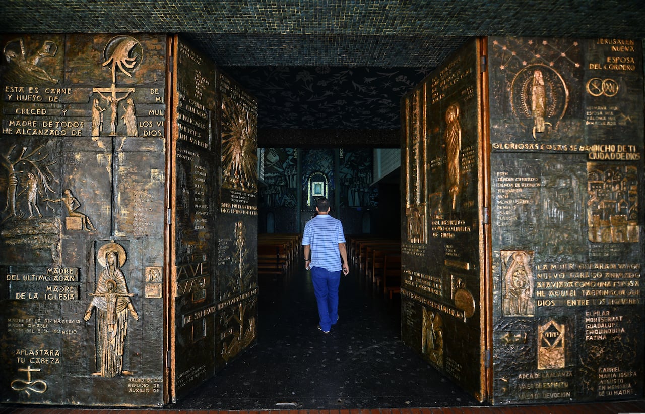 El Santuario de Nuestra Señora de Fátima, ubicado en la parte alta del barrio Granada, llegó a su 75 aniversario, convirtiéndose en uno de los principales puntos de congregación para decenas de feligreses católicos en Cali. Foto Jorge Orozco / El País