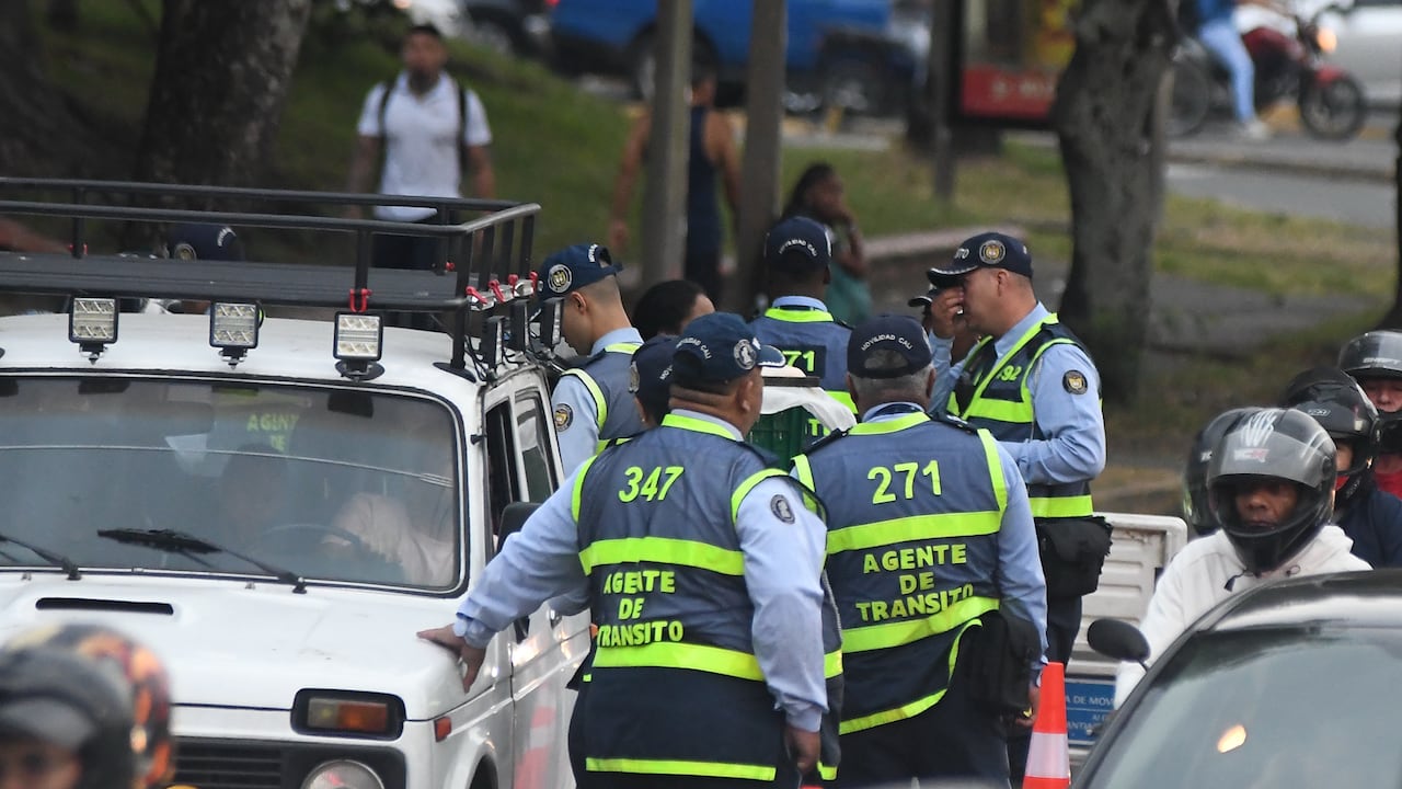 Cali: Los operativos de control por parte de agentes de tránsito que se vienen desarrollando en la ciudad han incrementado las agresiones contra los estos funcionarios de movilidad. foto José L Guzmán. EL País.