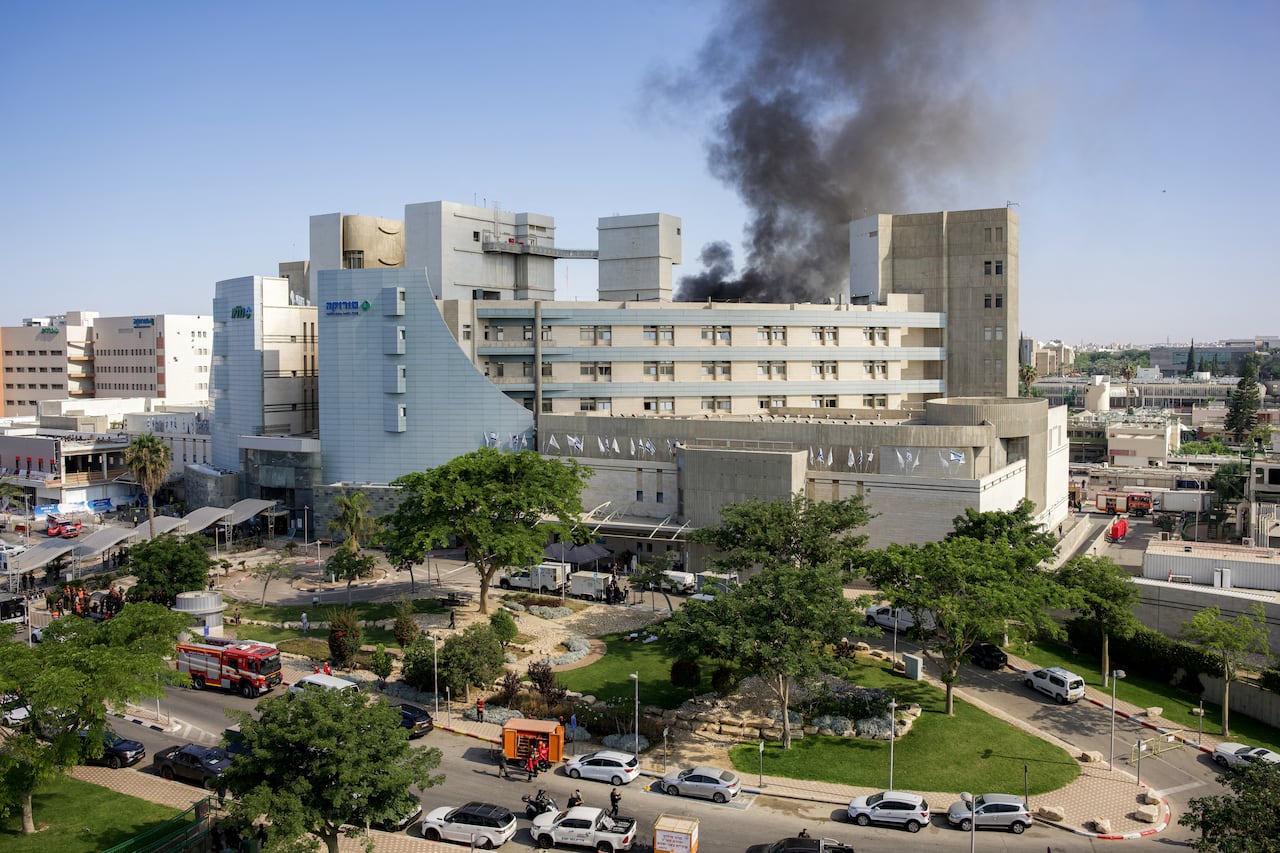 Una columna de humo se eleva desde un edificio del Hospital Soroka en Beersheba, al sur de Israel, tras un ataque con misiles iraníes